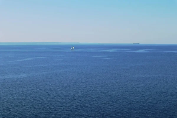 Güzel Mavi Deniz Manzarası Küçük Teknesi Temiz Bir Arkaplanı Var — Stok fotoğraf