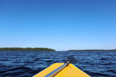 Rafting macera ilk kişi görünümü Sarı tekne bitiş gölü üzerinde kürek parlak güneşli gün mavi su rüzgar