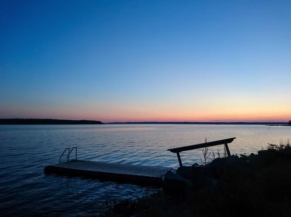 Finlandiya Göl Kenarında Gün Batımı Sakin Sahil Suyu Mavi Parlak — Stok fotoğraf