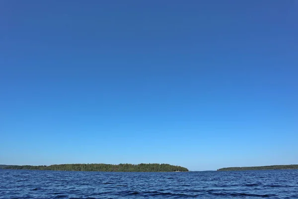 Blu Acqua Cielo Limpido Giornata Sole Sul Lago Finlandese Onde — Foto Stock