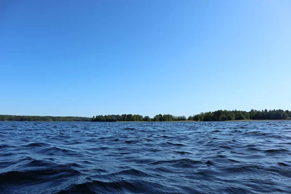 Agua Azul Cielo Claro Día Soleado Lago Finlandés Olas Agua —  Fotos de Stock