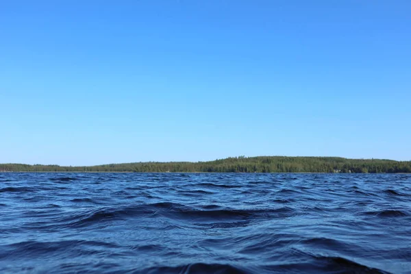 Blaues Wasser Klaren Himmel Sonnigen Tag Auf Finnischen See Wasserwellen — Stockfoto