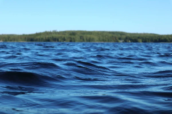 Kék Víz Tiszta Napos Nap Finn Víz Hullámok Záródnak Természet — Stock Fotó