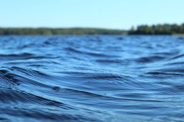Mavi Temiz Gökyüzü Güneşli Bir Günde Finnish Gölü Nde Dalgaları — Stok fotoğraf