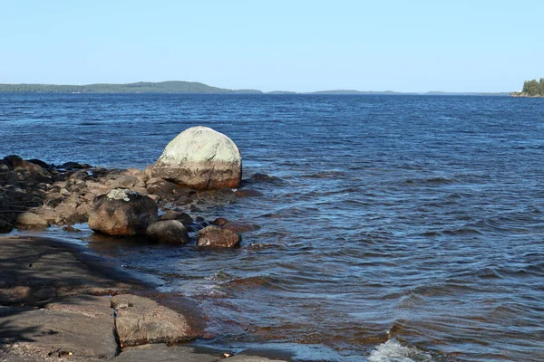 明るい晴れた夏の日に湖の上に島の石花崗岩の海岸青い空と水の風景風景風景自然背景 — ストック写真