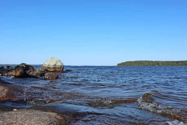 Pietre Granito Costa Dell Isola Sul Lago Finlandese Sulla Luminosa — Foto Stock