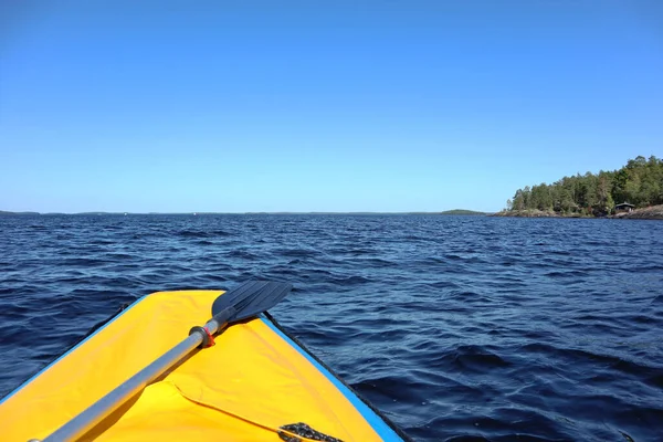 Rafting macera ilk kişi görünümü Sarı tekne bitiş gölü üzerinde kürek parlak güneşli gün mavi su rüzgar