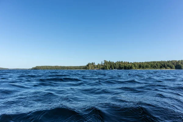 Agua Azul Cielo Claro Día Soleado Lago Finlandés Olas Agua —  Fotos de Stock