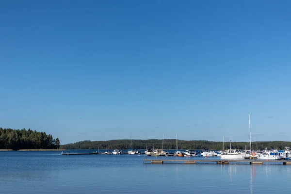 Água Limpa Lago Perto Porto Com Barcos Porto Finlandês Verão — Fotografia de Stock