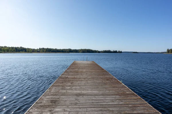 Holzschwimmsteg Mit Metallleiter Ruhigen Blauen See Sonniger Tag Der Natur — Stockfoto