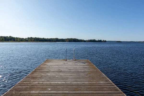 Holzschwimmsteg Mit Metallleiter Ruhigen Blauen See Sonniger Tag Der Natur — Stockfoto