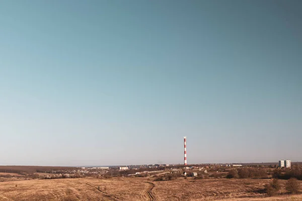 Fält Och Värmekraftverksrör Med Röda Vita Ränder Vid Horisonten Europa — Stockfoto