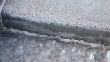 Gri granit taşından akan temiz kaynak suyu. Doğal temizlik suyu rahatlatıcı arka plan videosu