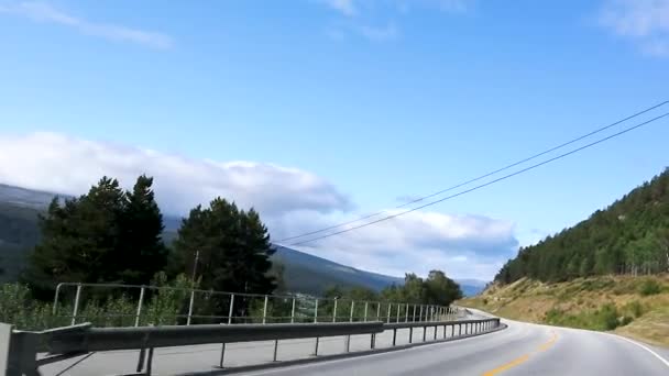 여름에 지대를 운전하는 스칸디나비아 노르웨이를 여행하는 것이다 도로에서는 아름다운 경치와 — 비디오