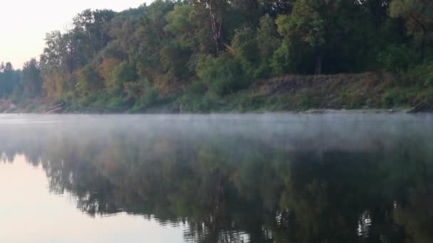 Hermoso Amanecer Tranquilo Junto Río Con Niebla Mágica Espejo Agua — Vídeos de Stock