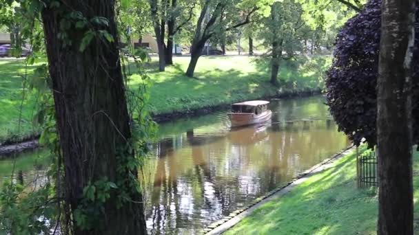 Riga Lettlands Stadspark Vid Floden Med Liten Gammal Träturistbåt Som — Stockvideo