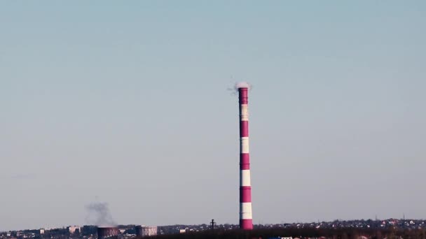 Tepelná Elektrárna Červenými Bílými Pruhy Evropa Ukrajina Průmyslově Čistá Obloha — Stock video