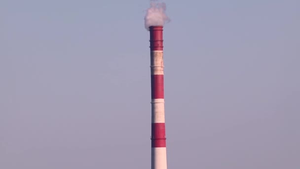 Tubo Central Térmica Energía Con Rayas Rojas Blancas Sobre Fondo — Vídeo de stock