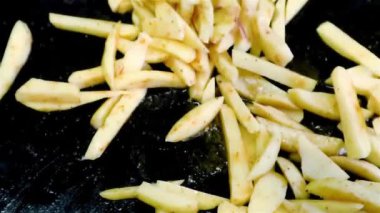 Uzun dilimlenmiş baharatlı patates dilimleri yakın plan video.