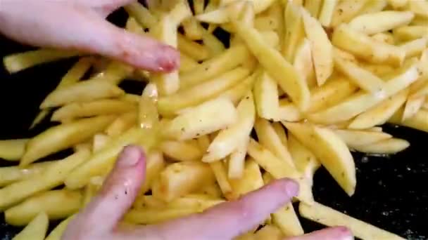 Mistura Por Mãos Temperos Com Corte Longo Batatas Fritas Cruas — Vídeo de Stock