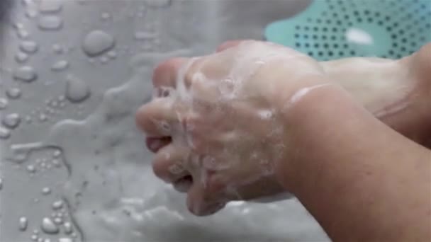 石鹸で手を洗って 金属シンクで閉じ 水を実行して背景をドロップします パーソナル衛生ケア — ストック動画