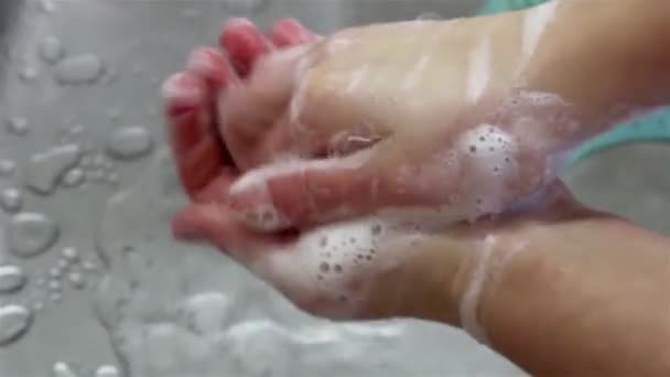 Umyjte Ruce Mýdlem Zblízka Kovovým Dřezem Tekoucí Voda Kapky Pozadí — Stock video
