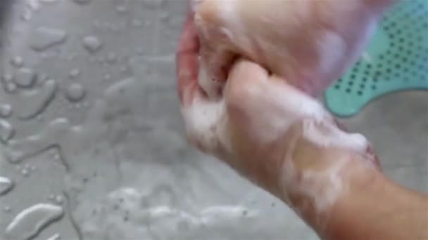 石鹸で手を洗って 金属シンクで閉じ 水を実行して背景をドロップします パーソナル衛生ケア — ストック動画