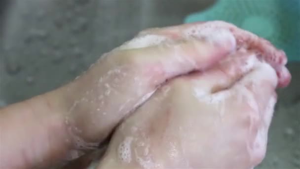 Lavarsi Mani Con Sapone Vicino Con Lavandino Metallo Acqua Corrente — Video Stock