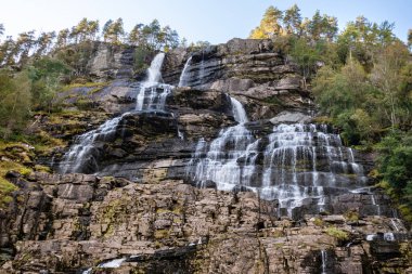 Trollafossen Tvindefossen Norveç 'in en güçlü şelalesidir. Doğa, temiz düşen su yatay olarak seyahat eder.