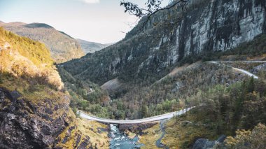 Skjervsfossen Norveç şelalesinden Skjervet rotasına bakın. Doğa seyahati dağları nehir manzarası üzerinde köprü