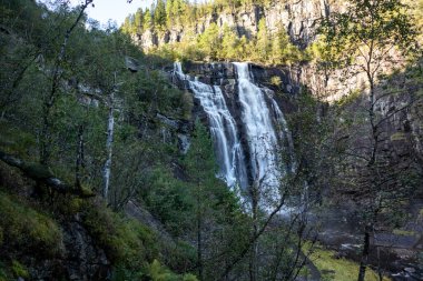 Skjervefossen Norveççe tarihi eser yüksek çağlayan şelalesi. Doğa, temiz düşen su yatay olarak seyahat eder.