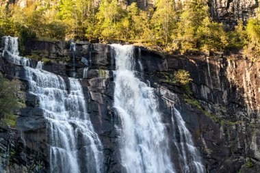 Skjervsfossen Norveççe tarihi eser yüksek çağlayan şelalesi. Doğa Skjervet 'i temiz, düşen su yatay bir alanda seyahat eder.