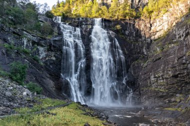 Skjervefossen Norveççe tarihi eser yüksek çağlayan şelalesi. Doğa Skjervet 'i temiz, düşen su yatay bir alanda seyahat eder.