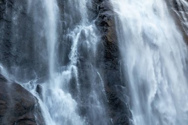 Skjervefossen şelalesi bulanık suyu kapatıyor. Norveç Doğa Yolculuğu Güçlü beyaz, ipeksi akarsu