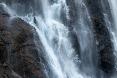 Skjervefossen şelalesi bulanık suyu kapatıyor. Norveç Doğa Yolculuğu Güçlü beyaz, ipeksi akarsu