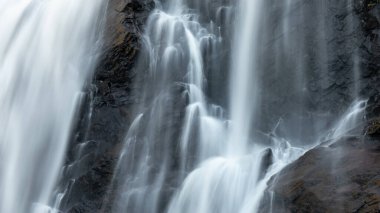 Skjervefossen şelalesi bulanık suyu kapatıyor. Norveç Doğa Yolculuğu Duvar Kağıdı Görünümü İpek gibi güçlü beyaz ipeksi akarsu