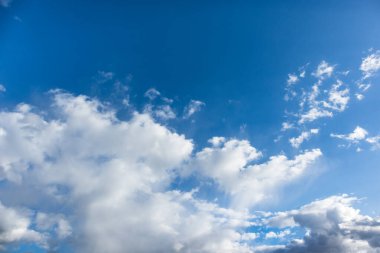 Manzara bulutlu mavi gökyüzü. Yüksek dramatik karamsar arkaplanda güneş ışığı