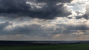 İlkbahar dramatik yağmurlu bulutlu kırsal manzara. Kırsal Avrupa alanları