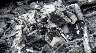 Sıcak ahşap kömür bbq doku arka planı. Yanmış madde yakın yüzey