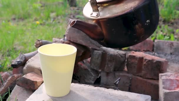 Налить Чай Белое Пластиковое Стекло Старой Сажей Гранж Винтажный Чайник — стоковое видео