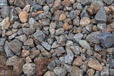 Doğal kuzey sahilinde gri granit taşlar. Gri kaya dokusunu kapat, kabataslak yüzey malzemesi. Tasarım için, ağ