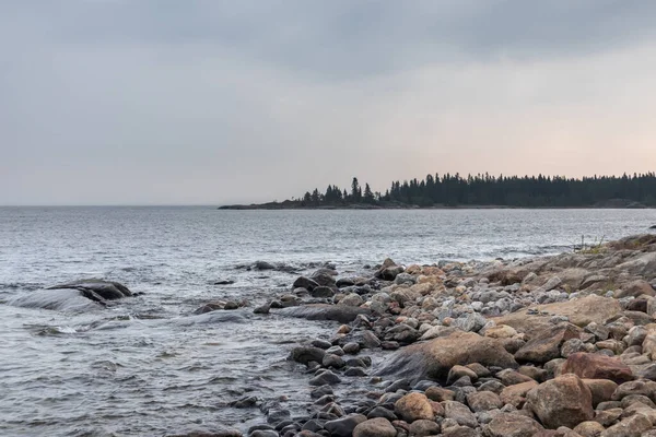 スウェーデンの岩場の海側 北叙事詩神秘的な曇り灰色の風景です 旅行スカンジナビア — ストック写真
