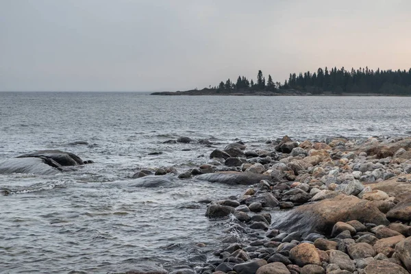 スウェーデンの岩場の海側 北叙事詩神秘的な曇り灰色の風景です 旅行スカンジナビア — ストック写真