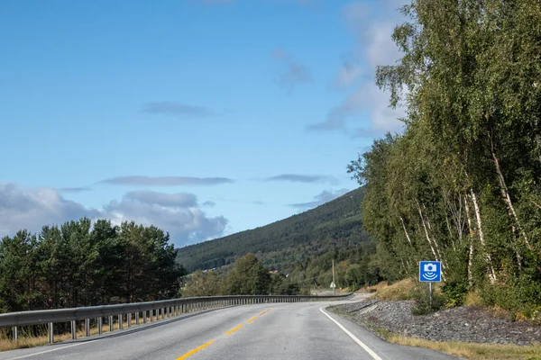 在挪威开山路 史诗般的蓝色北方天空 云彩映衬 乘坐汽车旅行的丑闻 自然旅游 — 图库照片