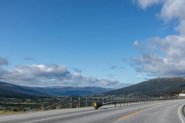 在挪威开山路 史诗般的蓝色北方天空 云彩映衬 乘坐汽车旅行的丑闻 自然旅游 — 图库照片