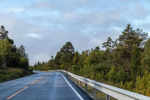 Condução Montanhas Estrada Noruega Céu Norte Azul Épico Com Vista — Fotografia de Stock