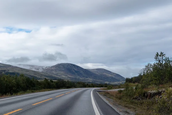 在挪威开山路 风景秀丽的天空 云彩尽收眼底 乘车旅行 自然旅游 多彩的云彩 北方鲜明的色彩 丑闻般的天气 — 图库照片