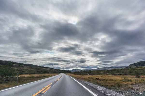 Condução Montanhas Estrada Noruega Céu Cénico Épico Com Vista Para — Fotografia de Stock