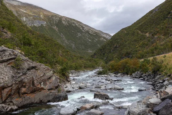 白色的岩石河景 绿山秀丽的背景 挪威自然丑闻 — 图库照片