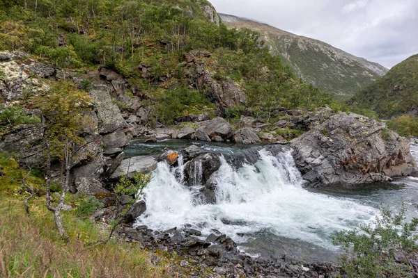 白色强大的瀑布宏观与水滴和美丽的山脉背景 挪威自然丑闻 — 图库照片